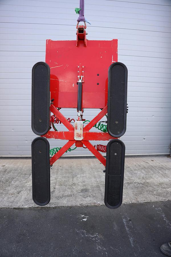 Used 2010 Wood's Powr-Grip Clad-King Cladding Lifter