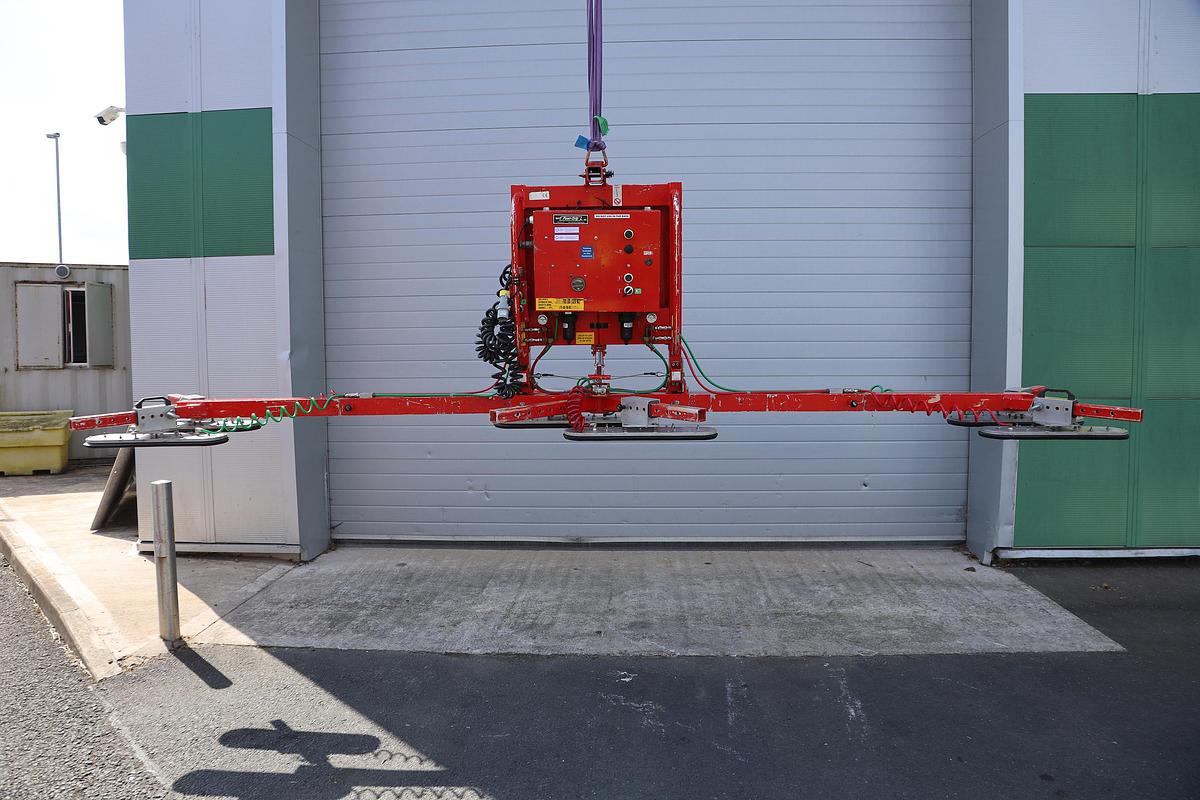 Used 2010 Wood's Powr-Grip Clad-King Cladding Lifter