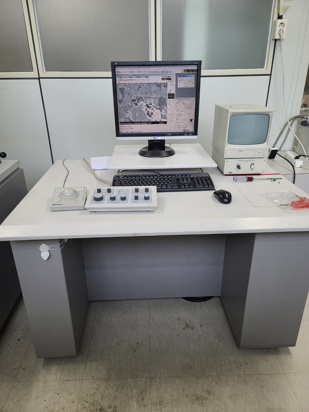 Used 2001 Hitachi S-4700 II SEM