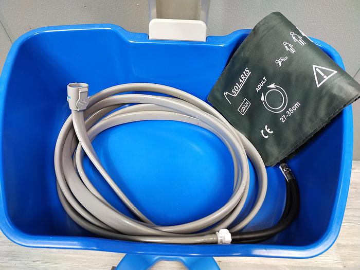 Gebraucht GE Carescape V100 Vitalparameter-Patientenmonitor auf Dinamap Rollstand