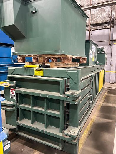 Used International 1295 Horizontal Baler