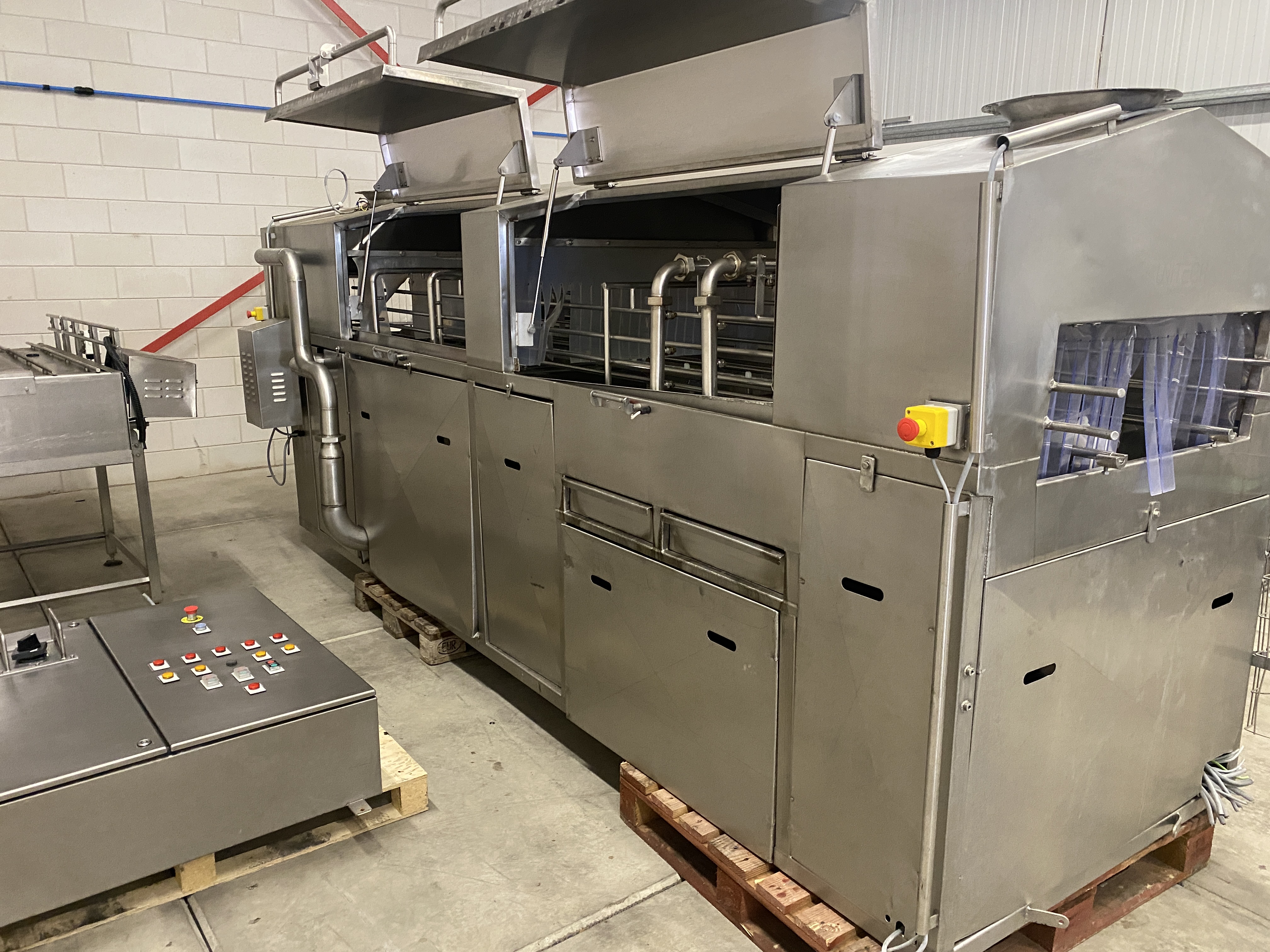 Used Unitech crate washer Single track washer with exit conveyor