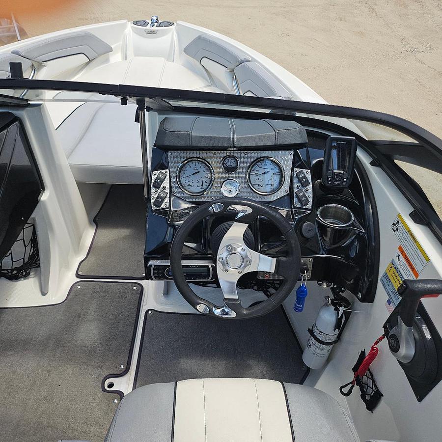 Used 2014 LARSON LSR 2100