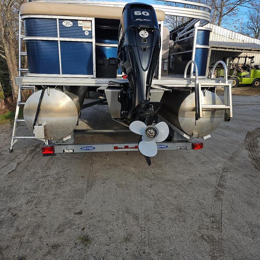 Used 2014 Starcraft Stardeck 216