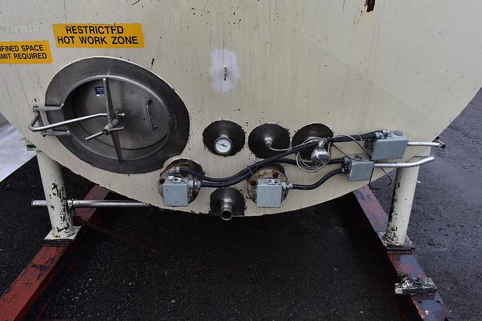 D'occasion USED 8560 GALLON TANK, STAINLESS STEEL, HORIZONTAL, DOUBLE COMPARTMENT TANK