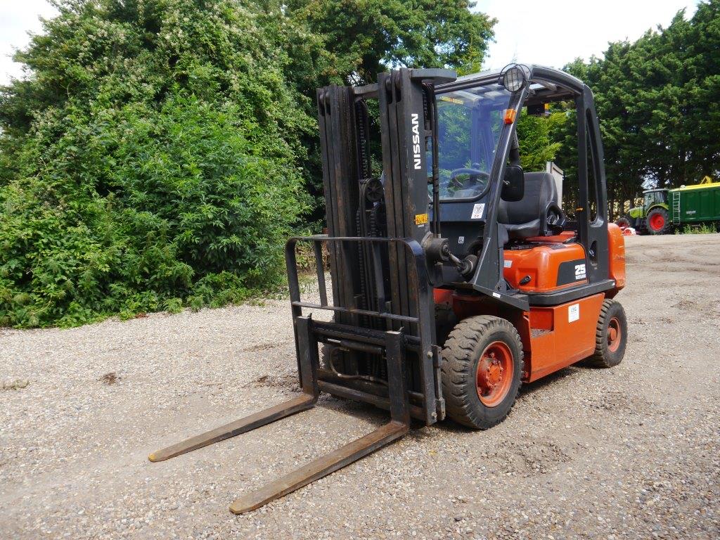 Used Nissan 25 Forklift