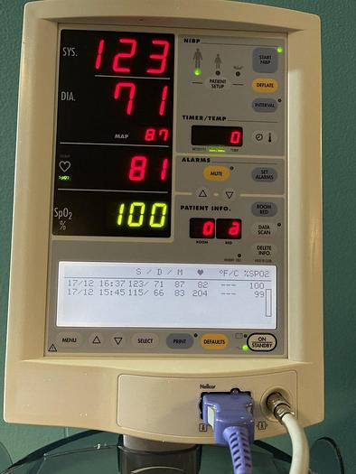 Gebraucht Datascope Accutorr Plus Patientenmonitor auf Trolley mit Blutdruckmanschette und SpO2 Fingersensor