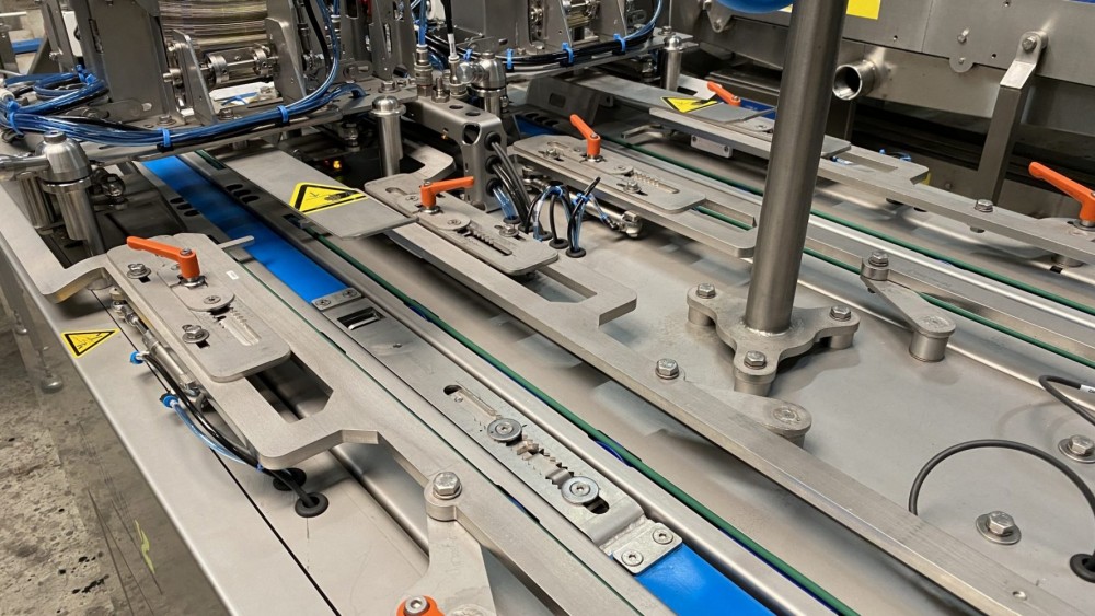 Used Fully automatic twin lane Jasa sleever, brand new