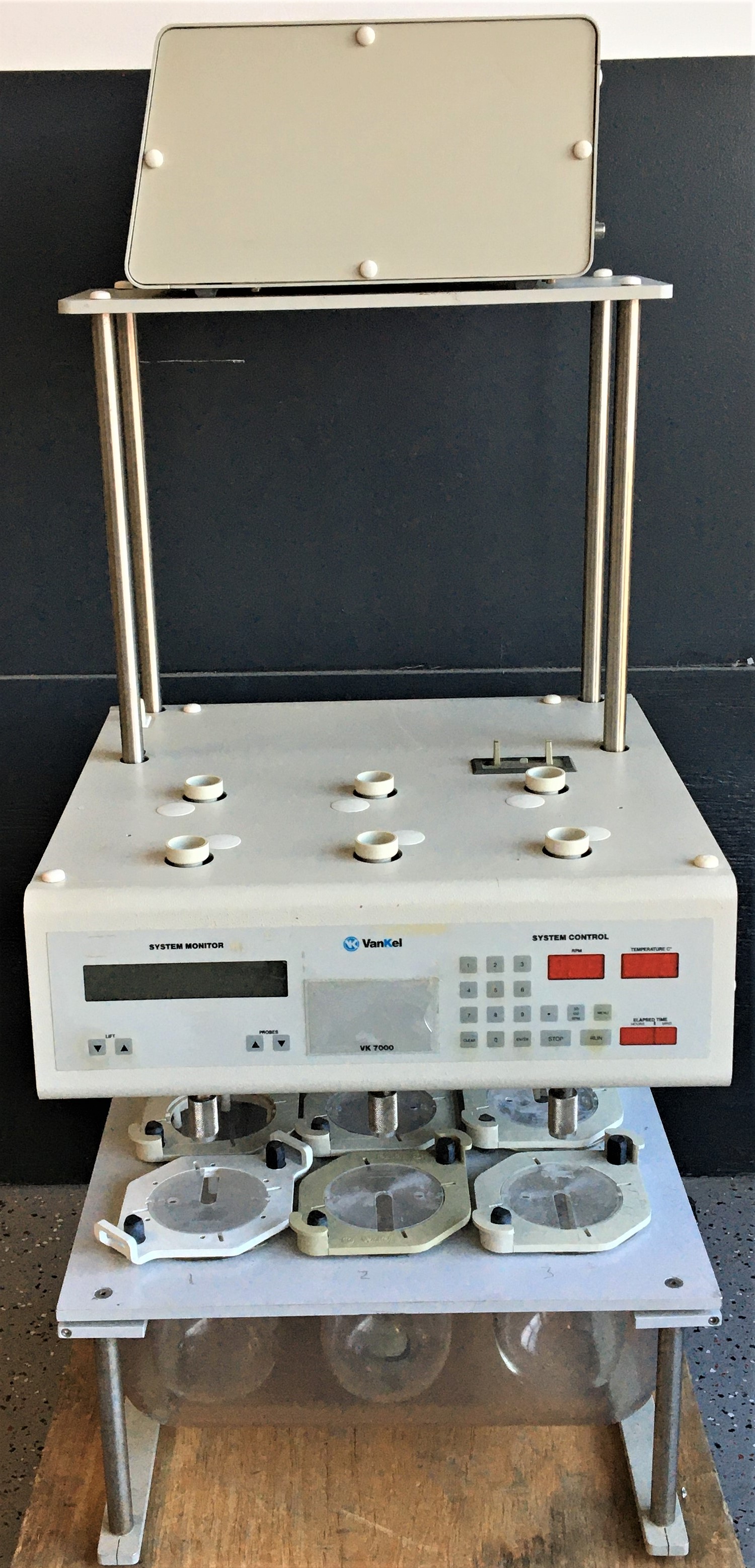 使用Vankel VK7000溶解测试仪，带有vk750d加热器/循环器