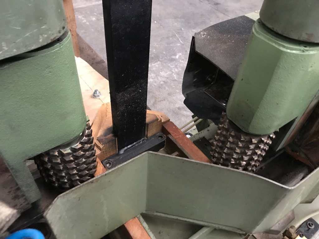 Used Sagomatrice bialbero marca Balestrini