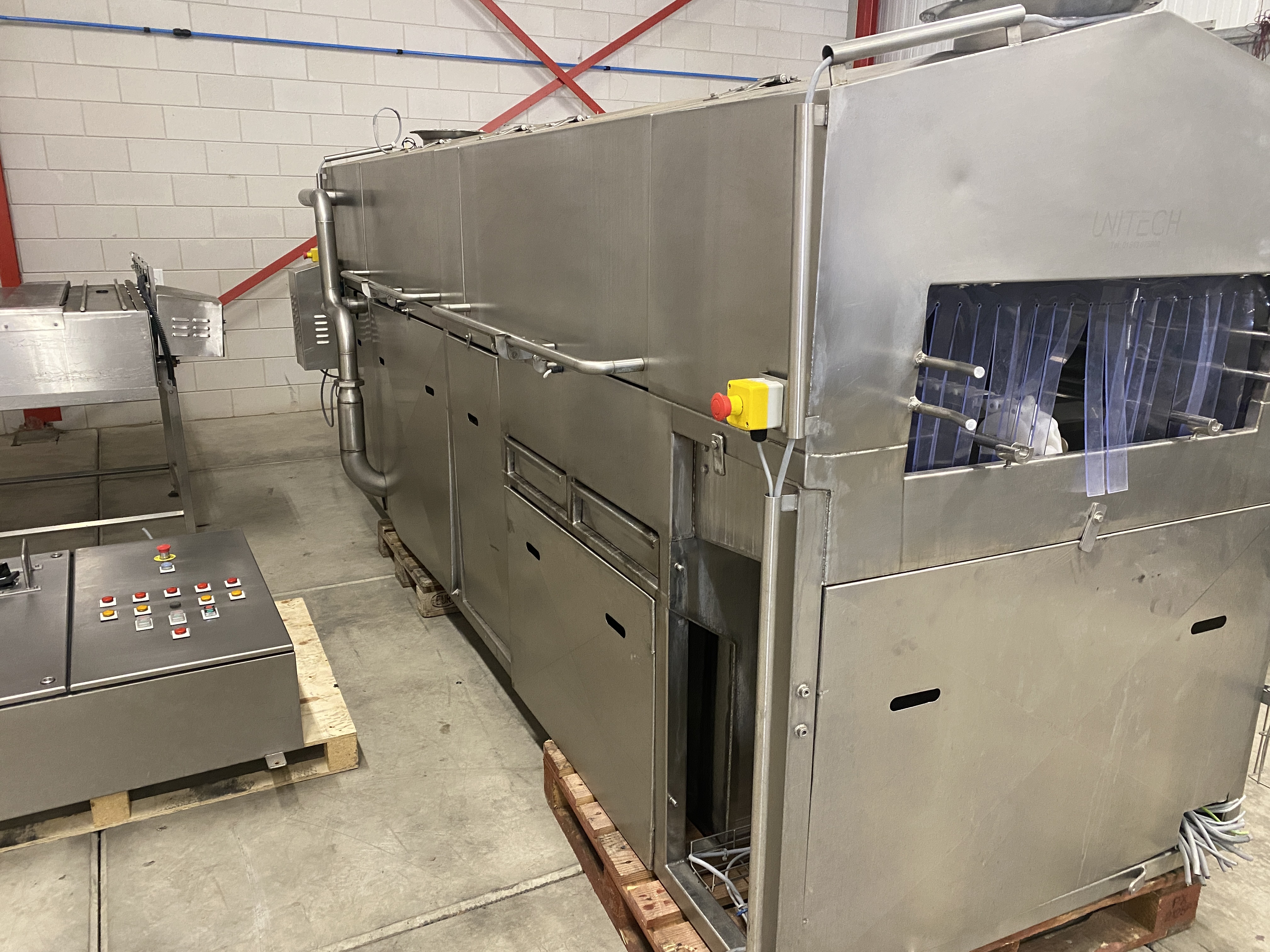 Used Unitech crate washer Single track washer with exit conveyor