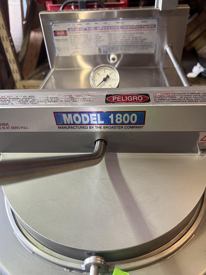 Refurbished Broaster Model 1800 Commercial Pressure Fryer w/ Filtration Digital Controls