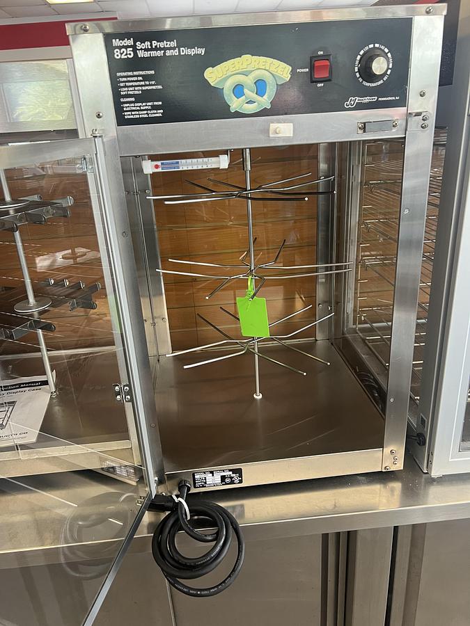 Used Gold Medal Model 825 SuperPretzel Soft Pretzel Warmer & Display Case