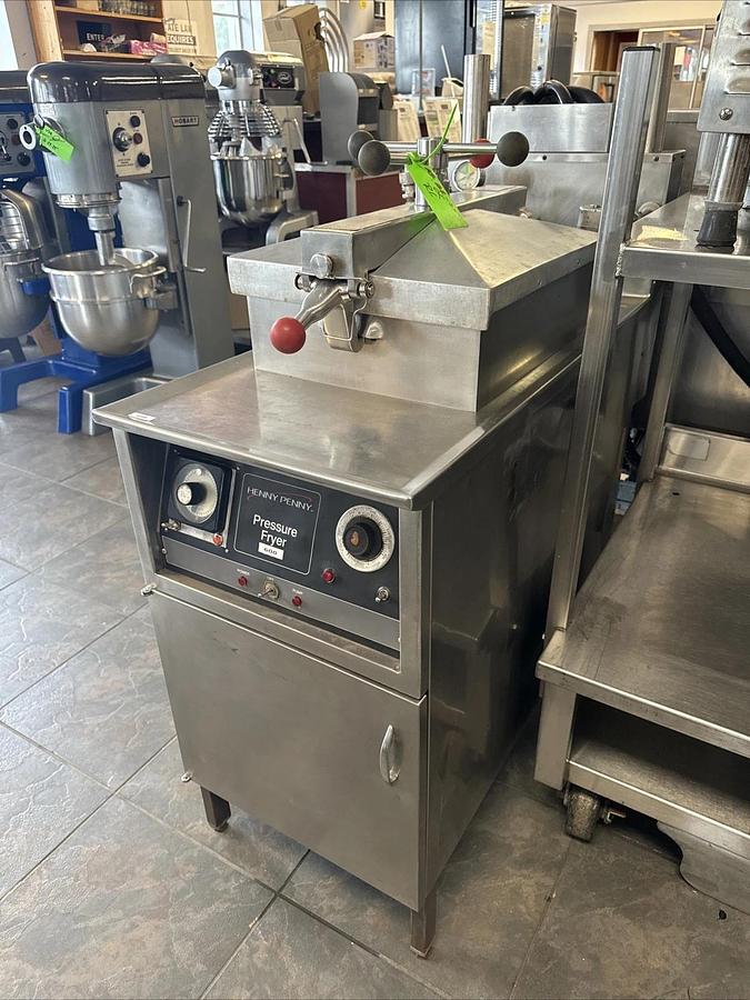 Used Henny Penny 600 Natural Gas Pressure Fryer- W/ Basket & Handle- Oil Filtration
