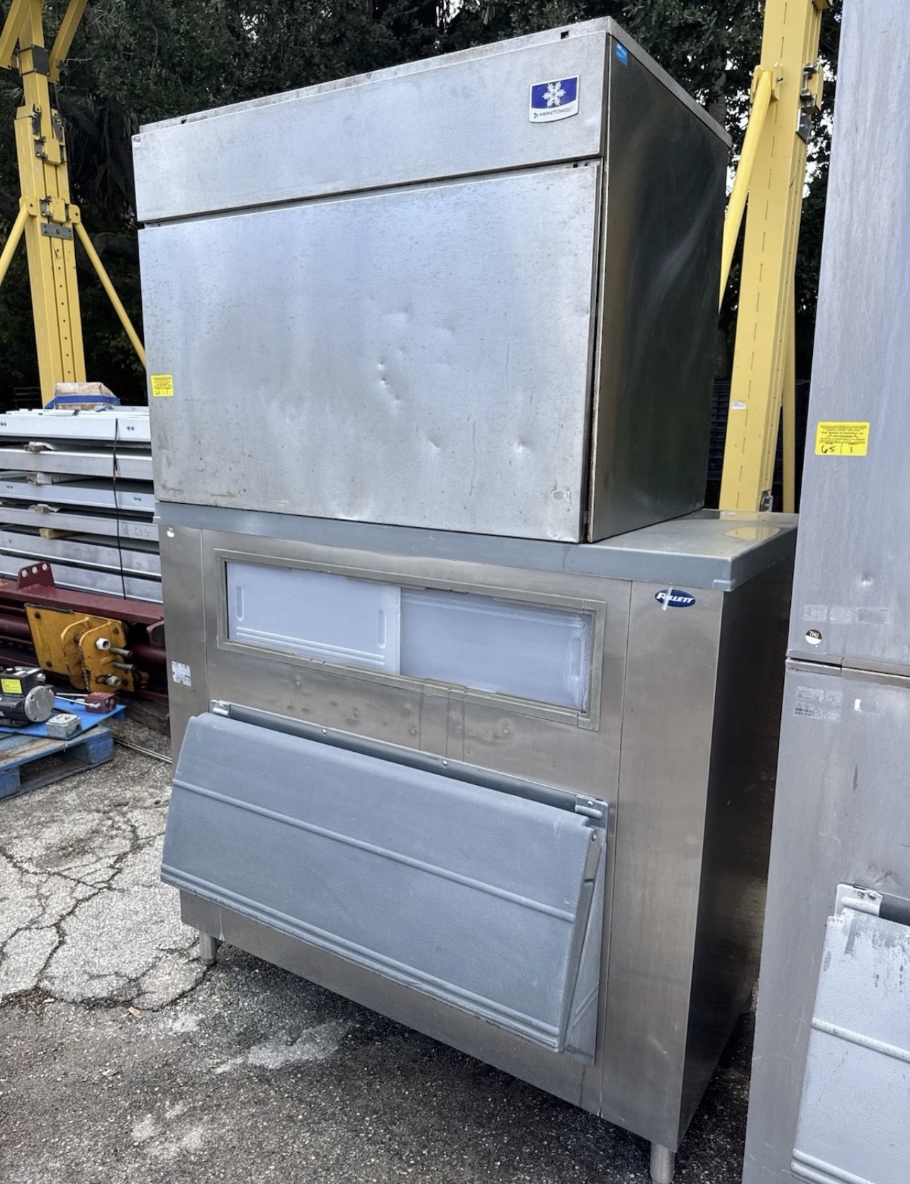 Used MANITOWOC 3000 LB COMMERCIAL WATER-COOLED ICE MACHINE WITH LARGE STORAGE BIN – 2021
