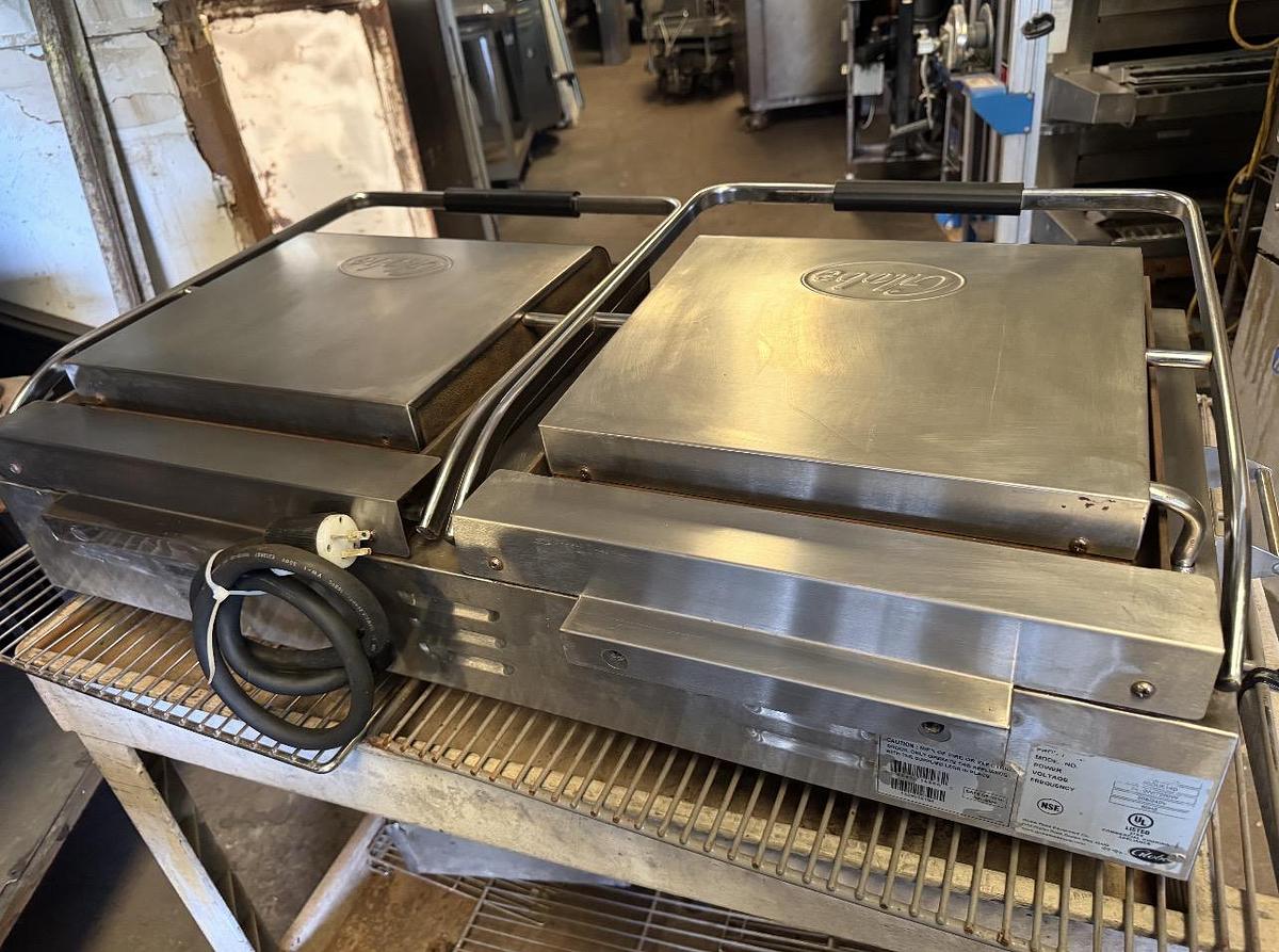 Used Globe GP14 Commercial Flat Top Panini Press Sandwich Grill – 208V 3 Phase