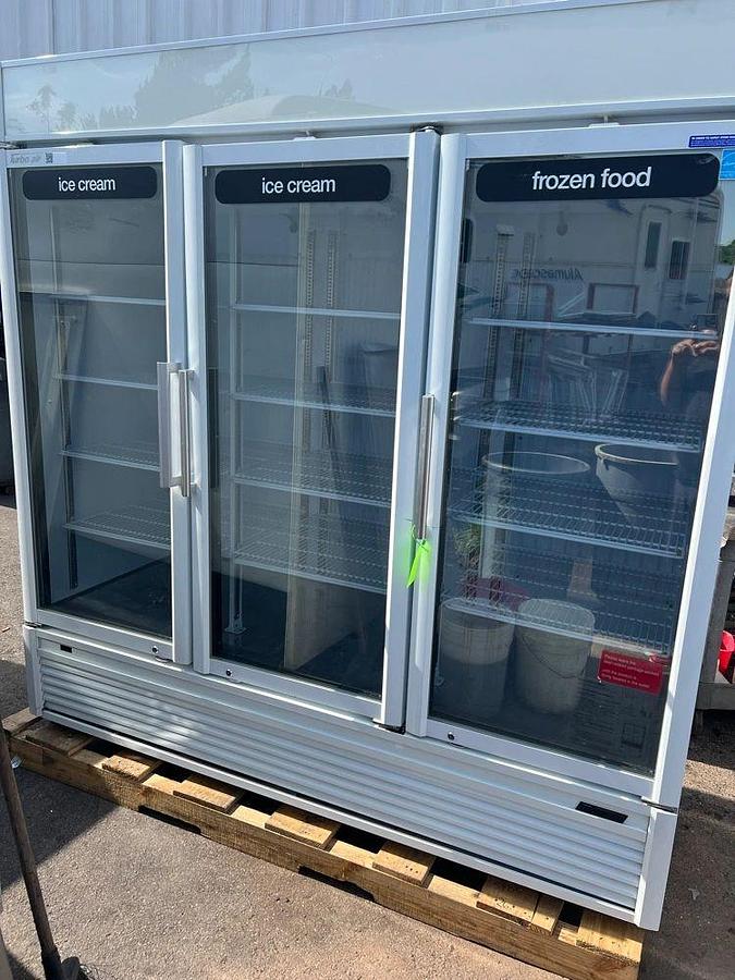 Used Turbo Air TGF-72SD-N 78” Three Section Display Freezer w/ Swing Doors - Bottom Mount Compressor, White, 115vTurbo Air TGF-72SD-N 78” Three Section Display Freezer w/ Swing Doors - Bottom Mount Compressor, White, 115v