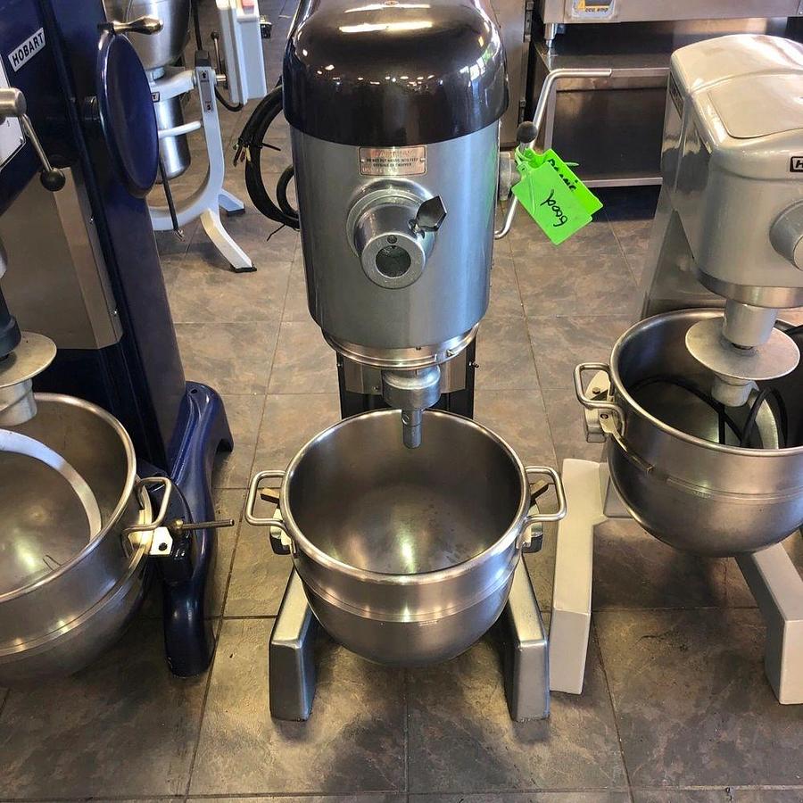 Used Hobart D330- 30-quart mixer with bowl and hook- Working- 208v 3 PhaseHobart D330- 30-quart mixer with bowl and hook- Working- 208v 3 Phase