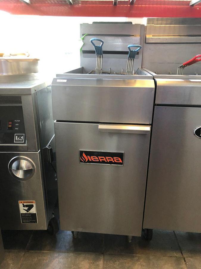 Used MVP Group SRF-35/40-NG 40 Lbs. Stainless Steel Front and Galvanized Sides Natural Gas Sierra Fryer - 90,000 BTUMVP Group SRF-35/40-NG 40 Lbs. Stainless Steel Front and Galvanized Sides Natural Gas Sierra Fryer - 90,000 BTU