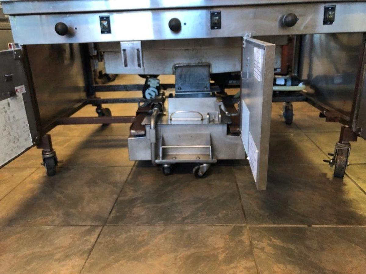 Used Henny Penny 3 Well Electric Open Freestanding Fryer with Oil Filtration System 208 volts 3 phaseHenny Penny 3 Well Electric Open Freestanding Fryer with Oil Filtration System 208 volts 3 phase