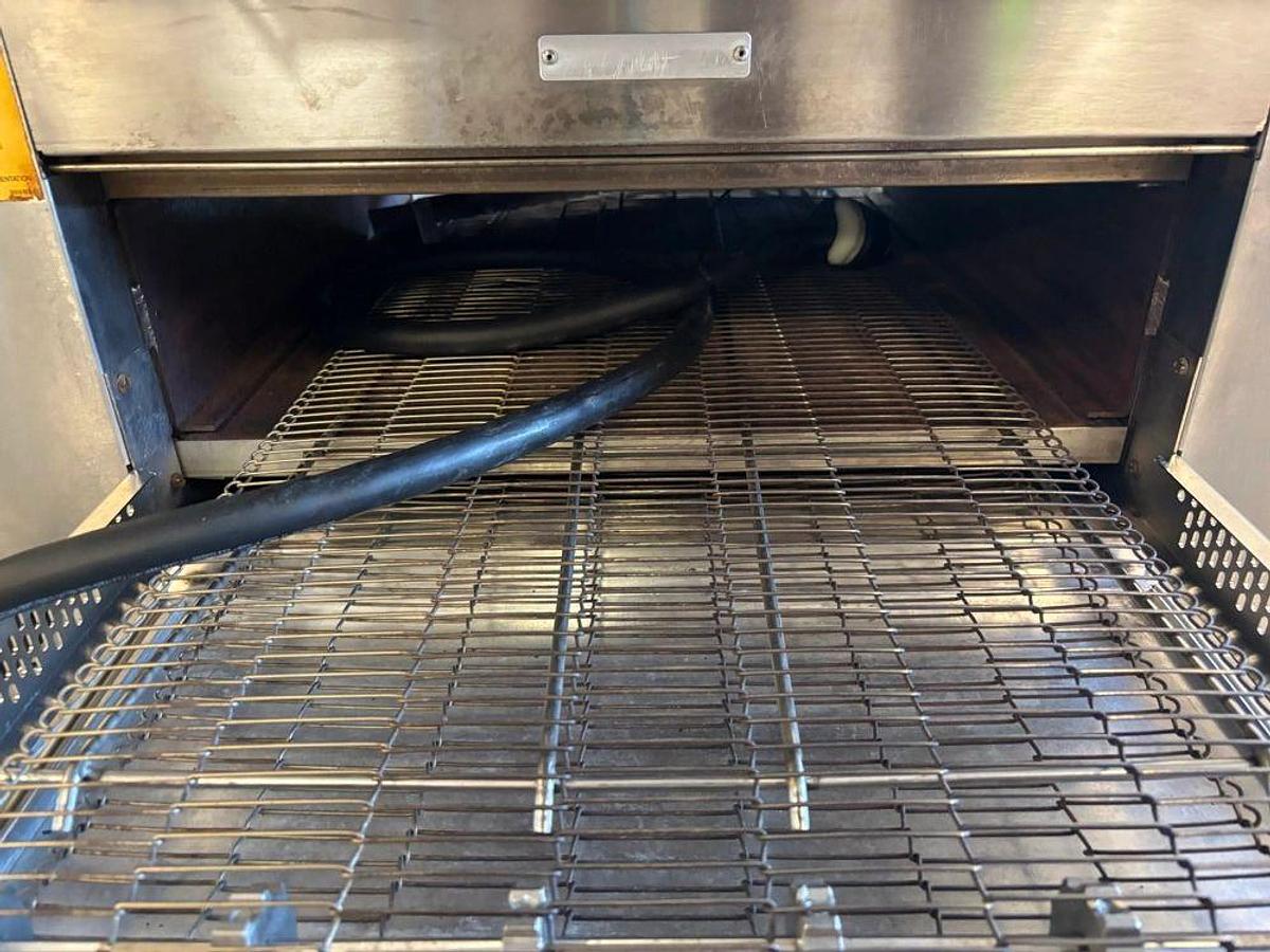 Used Middleby Marshall DZ33T CTX Electric Infrared Conveyor Oven - Double Stack, STD Single Belt, Menu Select Controller — 208V, 3PHMiddleby Marshall DZ33T CTX Electric Infrared Conveyor Oven - Double Stack, STD Single Belt, Menu Select Controller — 20...