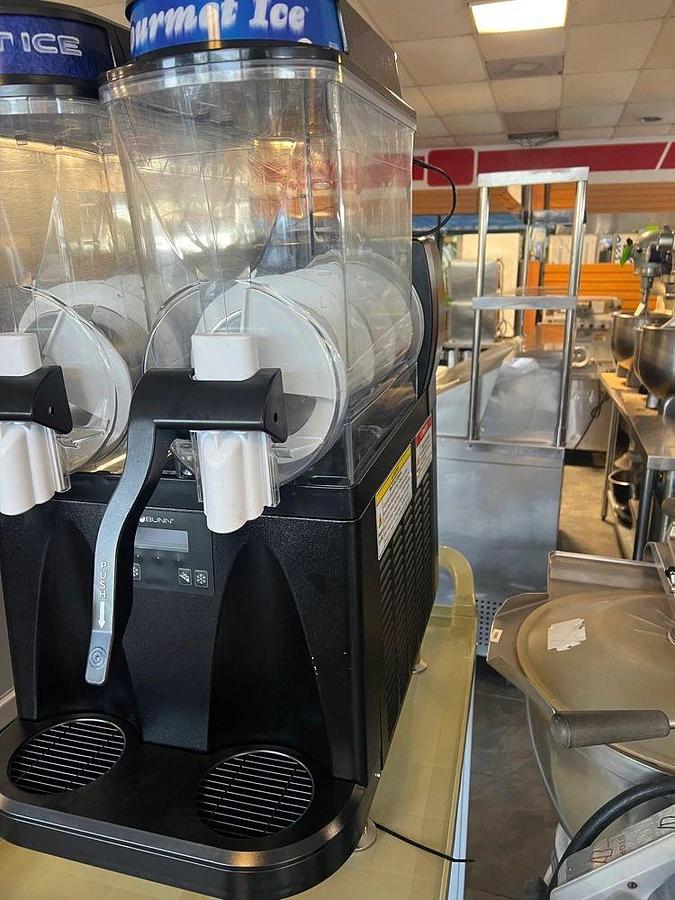 Used Bunn 58000.0120 Ultra NX Black Double 3 Gallon Slushy Machine - 120VBunn 58000.0120 Ultra NX Black Double 3 Gallon Slushy Machine - 120V