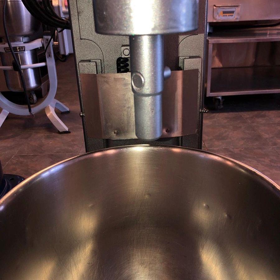Used Hobart D330- 30-quart mixer with bowl and hook- Working- 208v 3 PhaseHobart D330- 30-quart mixer with bowl and hook- Working- 208v 3 Phase