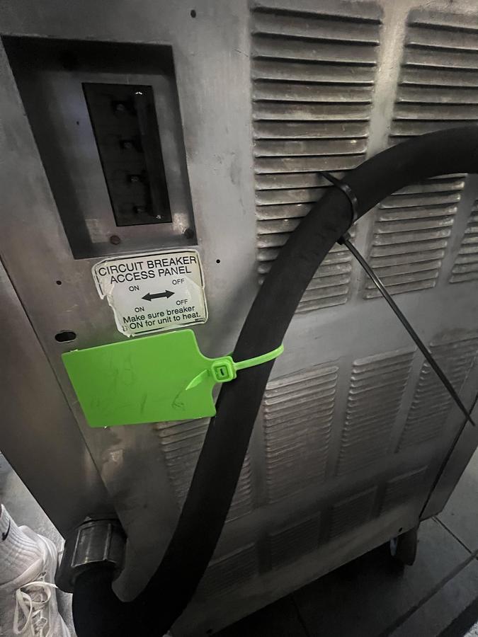 Refurbished Giles GF40 40 lb Electric Floor Fryer with Built-In Oil Filtration – 208/240V 3PH – Tested