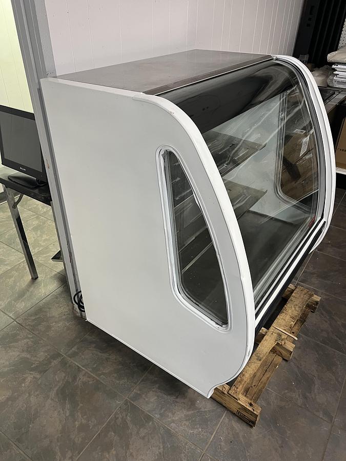 Refurbished Tor Rey Refrigerated Deli Display Case Curved Glass Commercial Merchandiser