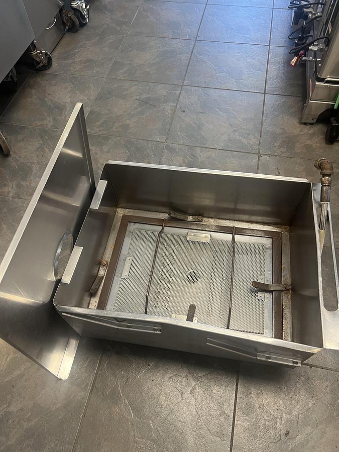 Refurbished Giles GF40 40 lb Electric Floor Fryer with Built-In Oil Filtration – 208/240V 3PH – Tested