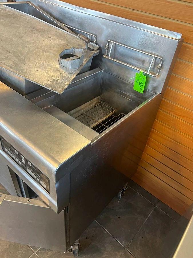 Used Frymaster FPPH355 Natural Gas 150 lb. 3 Unit High-Efficiency Gas Floor Fryer System with CM3.5 Controls - 240,000 BTUFrymaster FPPH355 Natural Gas 150 lb. 3 Unit High-Efficiency Gas Floor Fryer System with CM3.5 Controls - 240,000 BTU