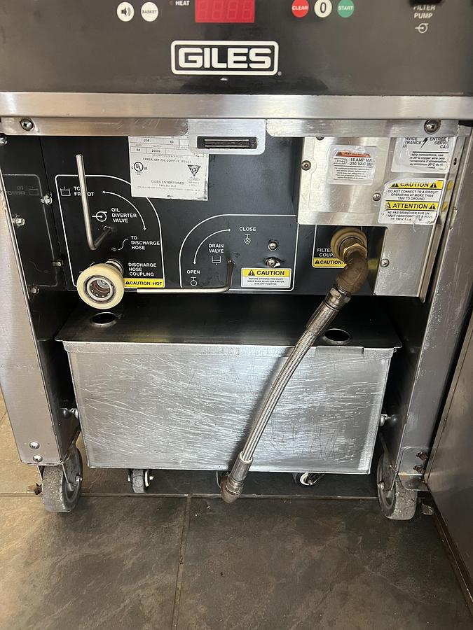 Refurbished Giles GEF-720 Commercial Pressure Fryer – Digital Controls – Built-In Oil Filtration