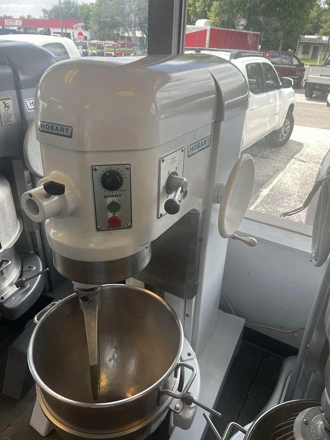 Used Hobart H600 60 Qt Mixer 1/2HP - 1Ph - 120V - Stainless Bowl And Dough PaddleHobart H600 60 Qt Mixer 1/2HP - 1Ph - 120V - Stainless Bowl And Dough Paddle