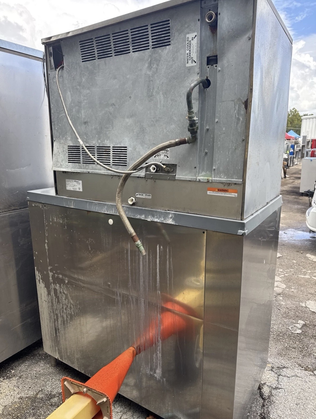 Used MANITOWOC 3000 LB COMMERCIAL WATER-COOLED ICE MACHINE WITH LARGE STORAGE BIN – 2021