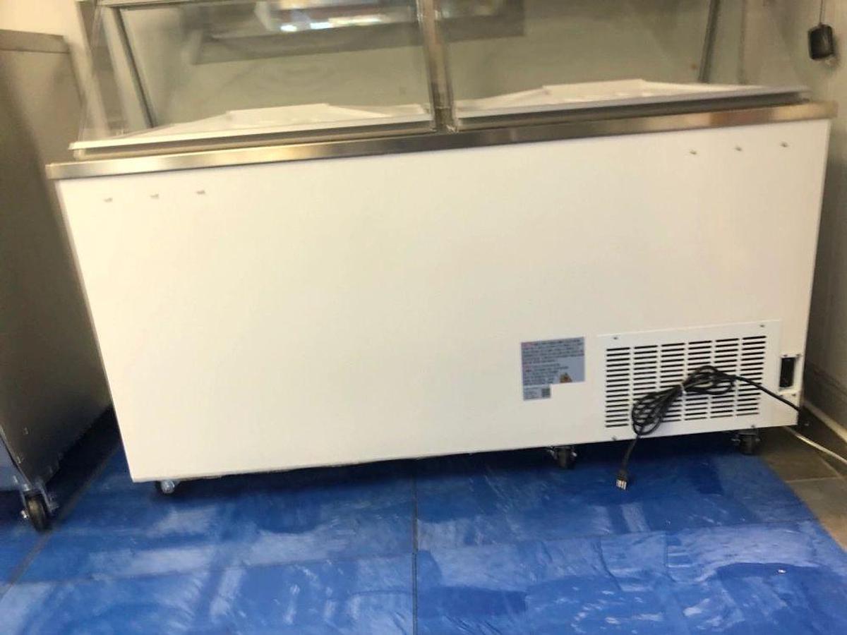 Elite 67 3/4" 12 Tub White Deluxe Ice Cream Dipping Cabinet