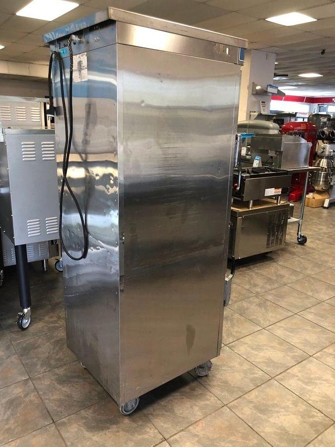 Used Alto-Shaam 1200-UP Mobile 16 Pan Dutch Door Holding Cabinet with Universal Racks - 208/240VAlto-Shaam 1200-UP Mobile 16 Pan Dutch Door Holding Cabinet with Universal Racks - 208/240V