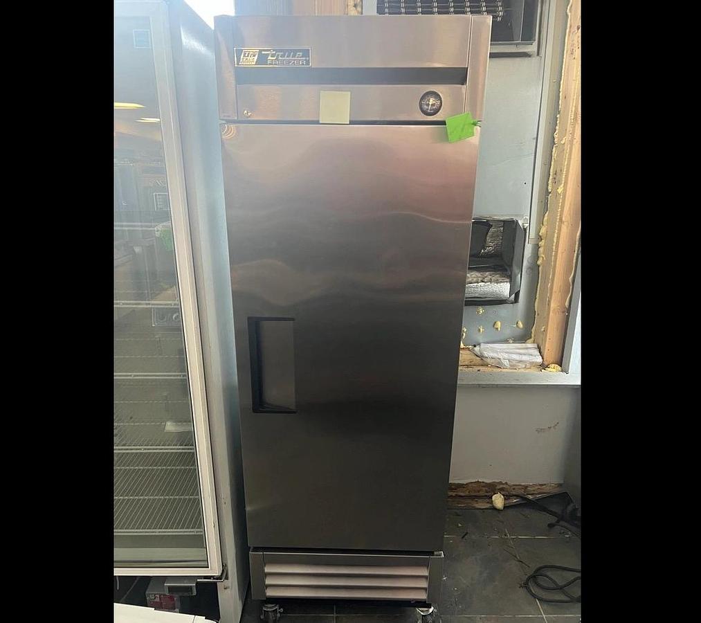 Used True T-19F-HC 27" One Section Solid Door Reach-In FreezerTrue T-19F-HC 27" One Section Solid Door Reach-In Freezer