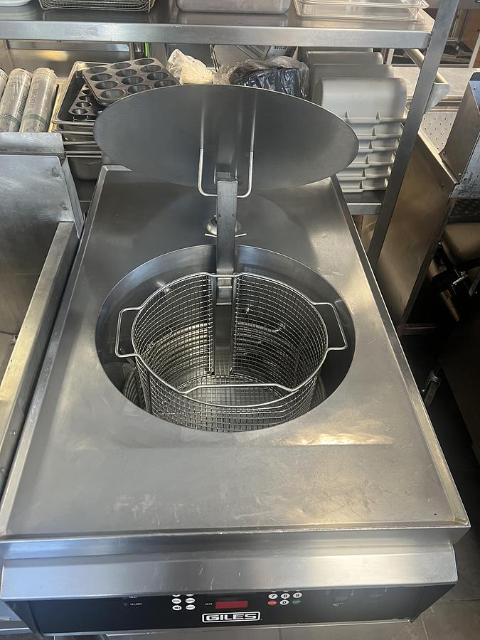 Refurbished Giles GF40 40 lb Electric Floor Fryer with Built-In Oil Filtration – 208/240V 3PH – Tested