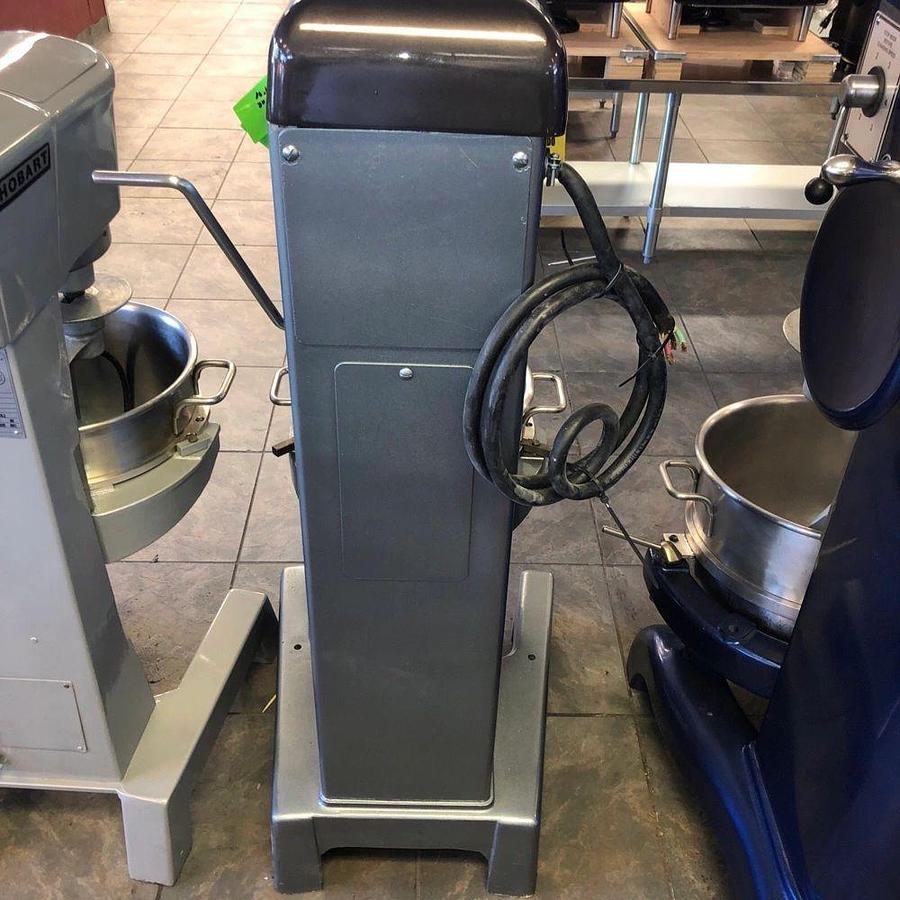 Used Hobart D330- 30-quart mixer with bowl and hook- Working- 208v 3 PhaseHobart D330- 30-quart mixer with bowl and hook- Working- 208v 3 Phase