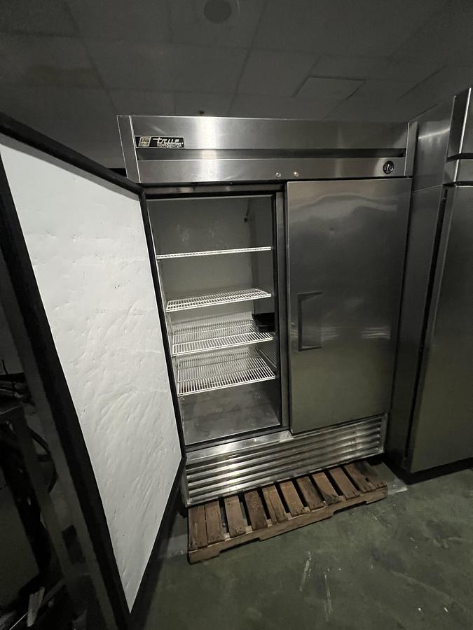 Refurbished TRUE 2 Door Commercial Reach-In Refrigerator Stainless Steel Upright Cooler