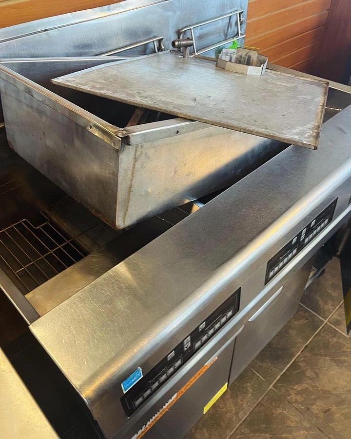 Used Frymaster FPPH355 Natural Gas 150 lb. 3 Unit High-Efficiency Gas Floor Fryer System with CM3.5 Controls - 240,000 BTUFrymaster FPPH355 Natural Gas 150 lb. 3 Unit High-Efficiency Gas Floor Fryer System with CM3.5 Controls - 240,000 BTU