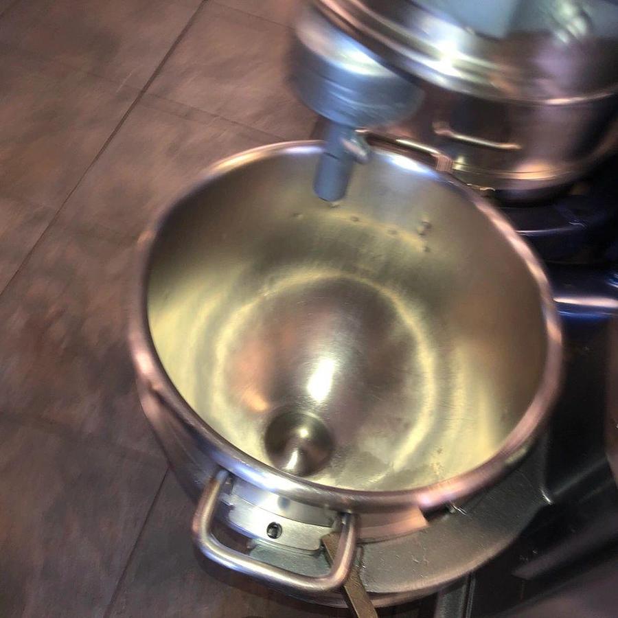 Used Hobart D330- 30-quart mixer with bowl and hook- Working- 208v 3 PhaseHobart D330- 30-quart mixer with bowl and hook- Working- 208v 3 Phase