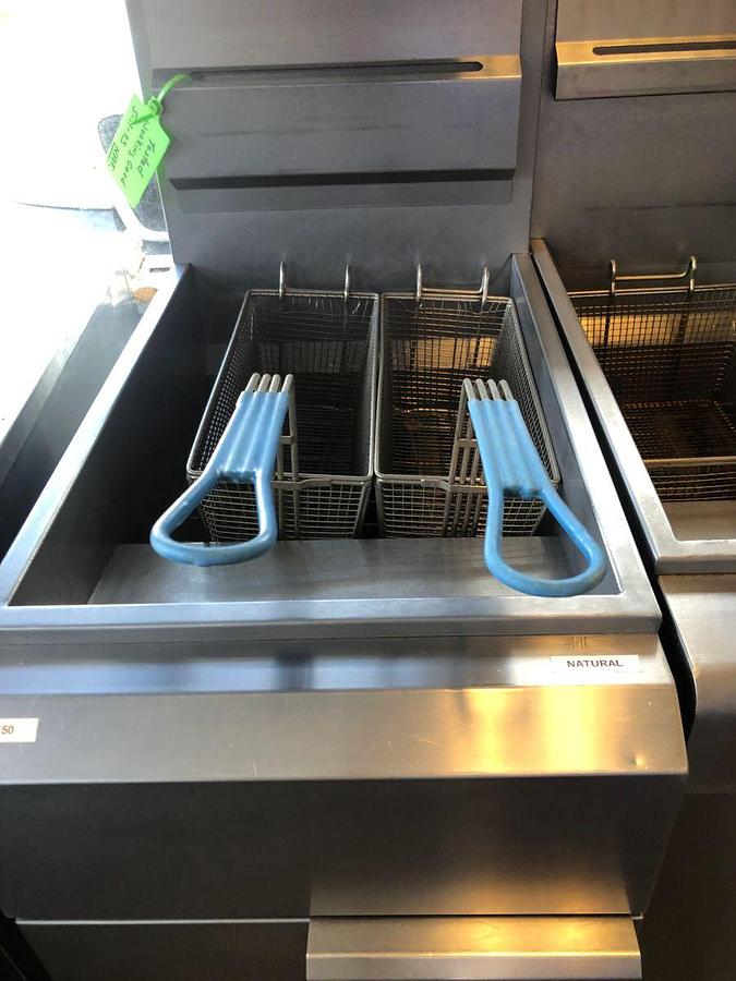 Used MVP Group SRF-35/40-NG 40 Lbs. Stainless Steel Front and Galvanized Sides Natural Gas Sierra Fryer - 90,000 BTUMVP Group SRF-35/40-NG 40 Lbs. Stainless Steel Front and Galvanized Sides Natural Gas Sierra Fryer - 90,000 BTU