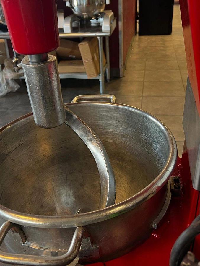 Used Hobart D-300 30 Qt Bakery Dough Mixer w/ Bowl, Hook Volts 115 Phase 1 HP 1/2Hobart D-300 30 Qt Bakery Dough Mixer w/ Bowl, Hook Volts 115 Phase 1 HP 1/2