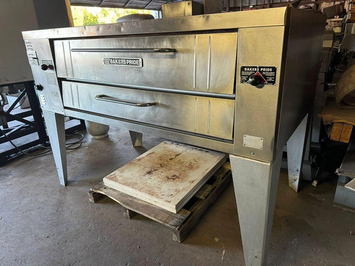 Used Bakers Pride Natural Gas Single Deck Pizza Oven 60" - 120,000 BTUBakers Pride Natural Gas Single Deck Pizza Oven 60" - 120,000 BTU