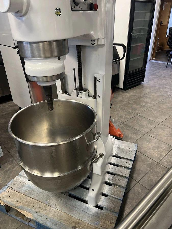 Used Hobart (V-1401) 140 Quart 4 Speed Bakery Dough Food Mixer With S/S Bowl & HookHobart (V-1401) 140 Quart 4 Speed Bakery Dough Food Mixer With S/S Bowl & Hook
