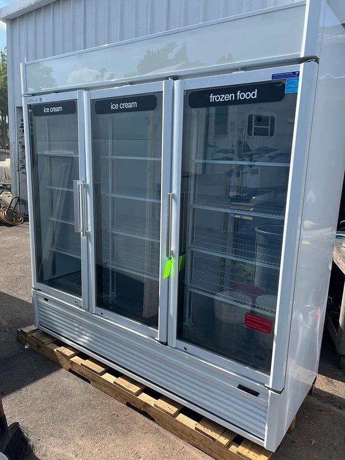 Used Turbo Air TGF-72SD-N 78” Three Section Display Freezer w/ Swing Doors - Bottom Mount Compressor, White, 115vTurbo Air TGF-72SD-N 78” Three Section Display Freezer w/ Swing Doors - Bottom Mount Compressor, White, 115v