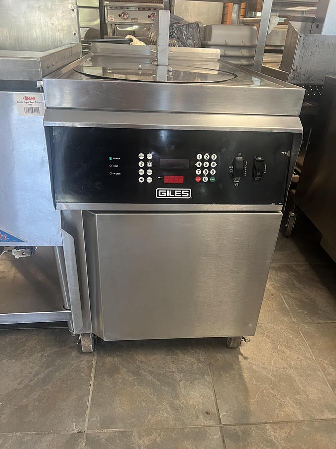 Refurbished Giles GF40 40 lb Electric Floor Fryer with Built-In Oil Filtration – 208/240V 3PH – Tested