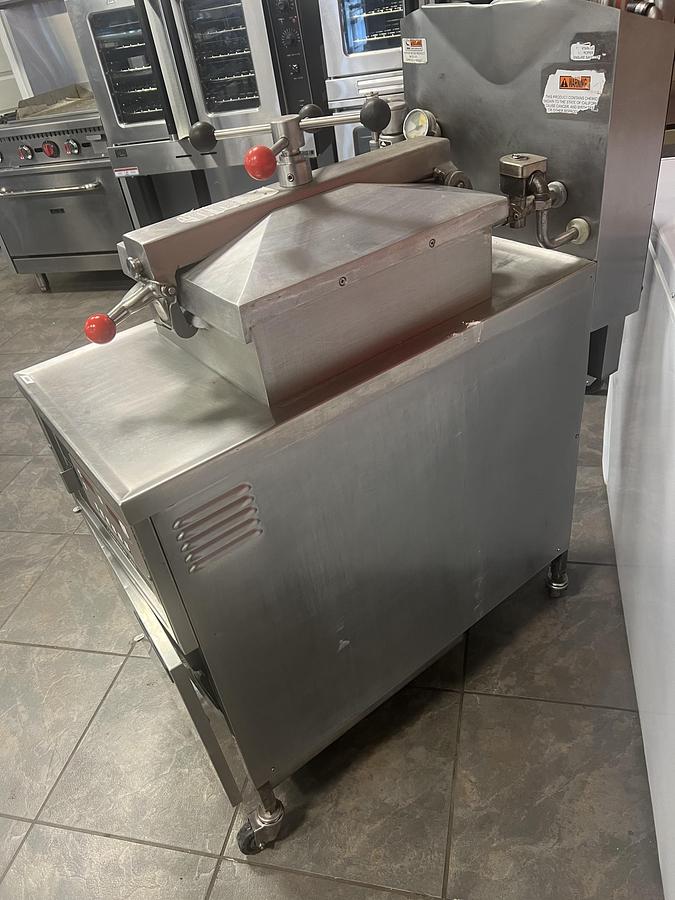 Used Henny Penny Computron 2000 Pressure Fryer – Commercial Chicken Fryer – Tested Working