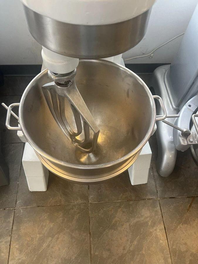 Used Hobart H600 60 Qt Mixer 1/2HP - 1Ph - 120V - Stainless Bowl And Dough PaddleHobart H600 60 Qt Mixer 1/2HP - 1Ph - 120V - Stainless Bowl And Dough Paddle